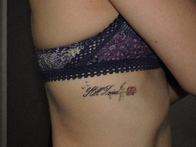 Tatouages sur les côtes d'une fille
