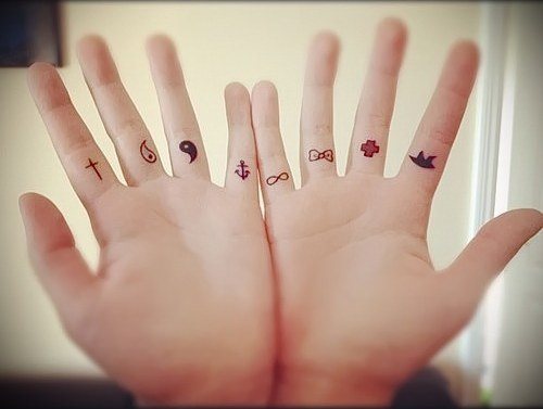 Tatouages pour filles sur le bras et leur signification. Photos, dessins, beaux, petits, inscriptions