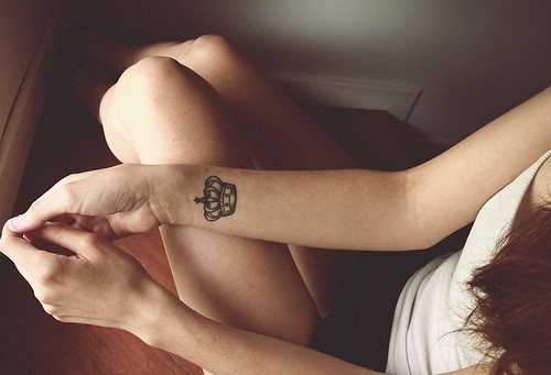 Tatouages pour filles sur le bras et leur signification. Photos, dessins, beaux, petits, inscriptions