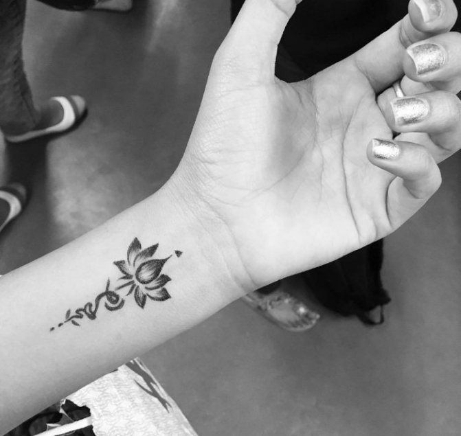 Tatouages pour filles sur le bras et leur signification. Photos, dessins, beaux, petits, inscriptions