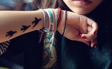 Tatouages pour filles sur le bras et leur signification. Photos, dessins, beaux, petits, inscriptions
