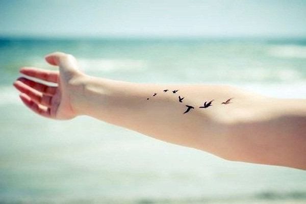 Tatouages pour filles sur le bras et leur signification. Photos, dessins, beaux, petits, inscriptions