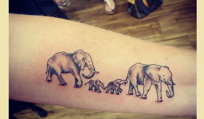Tatouages pour filles sur le thème de la famille