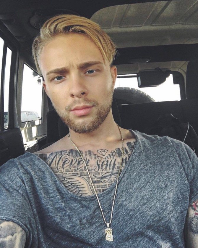 Tatouages d'Egor Krid sur la poitrine
