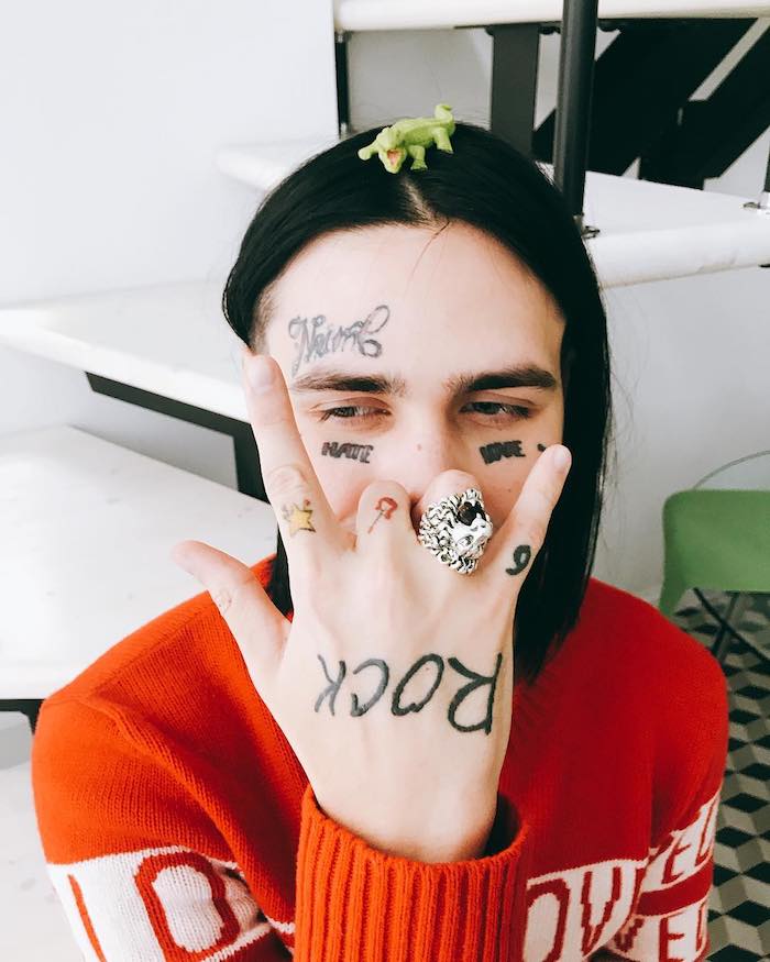 Tatouages de visage sur les mains et le visage