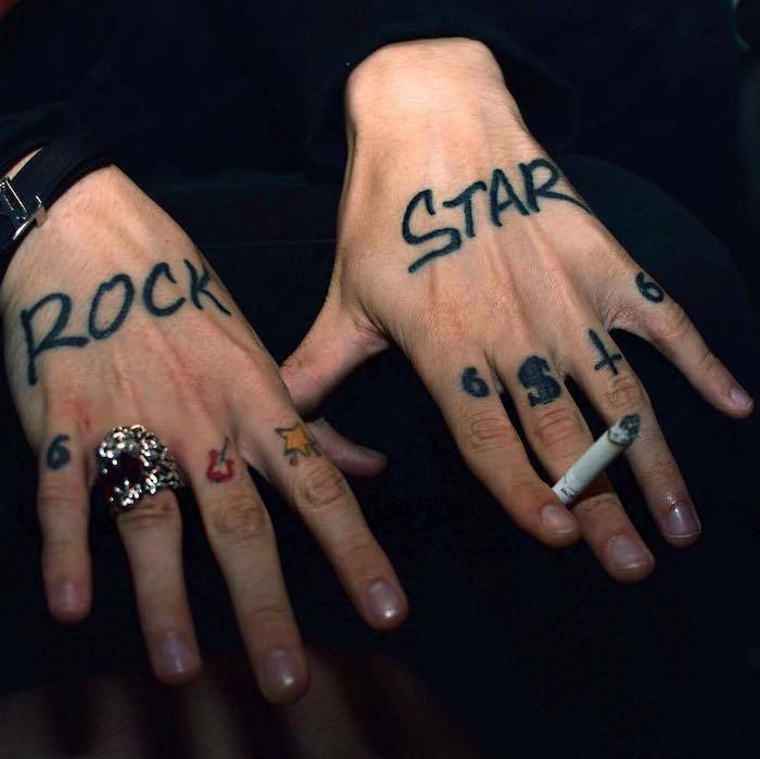 des tatouages de visage sur ses bras