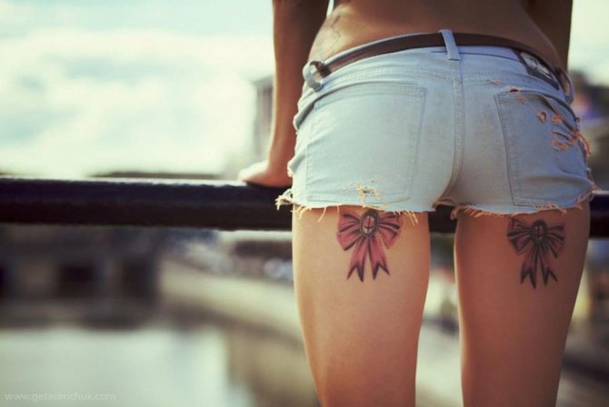 Tatouage en forme d'arcs sur la hanche