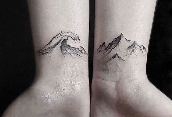 Tatouages sur deux bras pour les filles, masculin sur l'écart, inscriptions. Photo