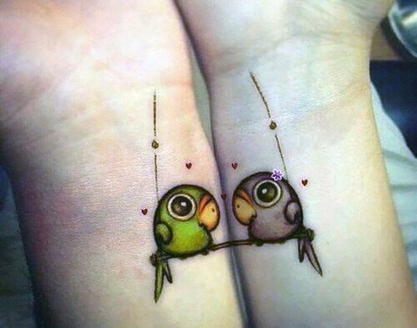 Tatouages sur deux bras pour les filles, masculin sur l'écart, inscriptions. Photo