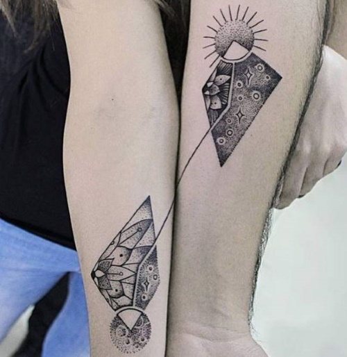 Tatouages sur deux bras pour les filles, masculin sur l'écart, inscriptions. Photo