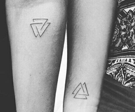 Tatouages sur deux bras pour les filles, masculin sur l'écart, inscriptions. Photo