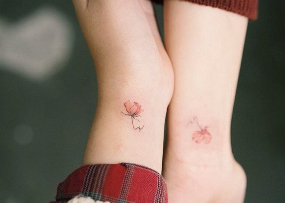 Tatouages sur deux bras pour les filles, masculin sur l'écart, inscriptions. Photo