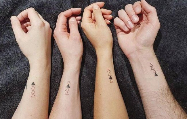 Tatouages sur deux bras pour les filles, masculin sur l'écart, inscriptions. Photo