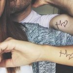 Tatouages sur deux bras pour les filles, masculins sur la larme, inscriptions. Photo