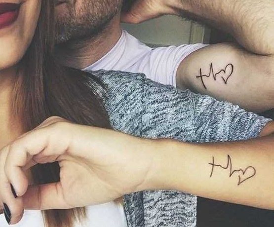 Tatouages sur deux mains pour les filles, tatouages masculins sur l'écart, inscriptions. Photo