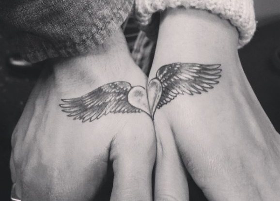 Tatouages sur deux bras pour les filles, masculin sur l'écart, inscriptions. Photo