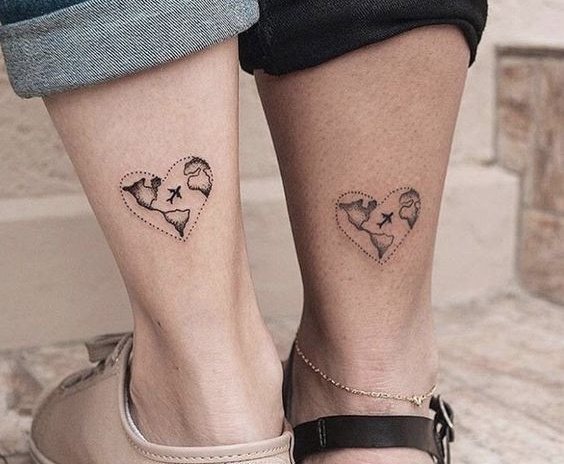 Tatouages sur deux bras pour les filles, masculin sur l'écart, inscriptions. Photo