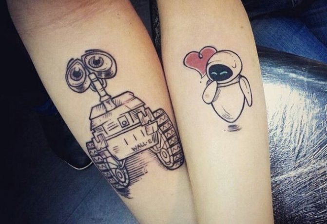 Tatouages sur deux bras pour les filles, masculin sur l'écart, inscriptions. Photo