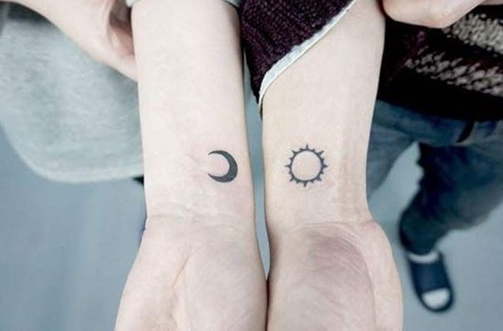 Tatouages sur deux bras pour les filles, masculin sur l'écart, inscriptions. Photo