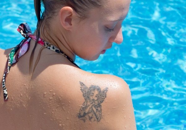 Tatouages d'épaule pour filles : petits, ronds, inscriptions, motifs, oiseaux, animaux, insectes. Significations et photos des meilleurs tatouages