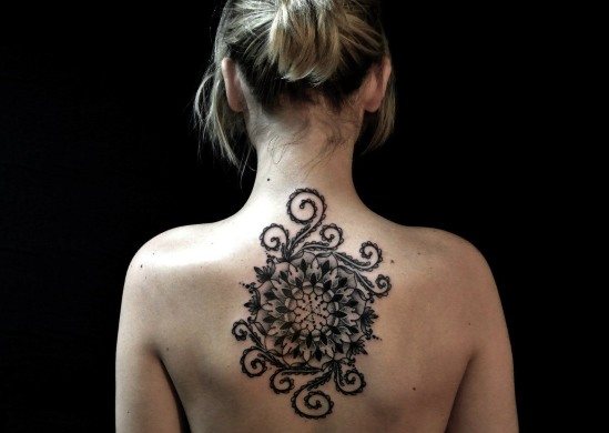 Tatouages sur la colonne vertébrale (dos) des filles : hiéroglyphes, inscriptions traduites, fleurs, points, runes, planètes, lignes. De beaux dessins