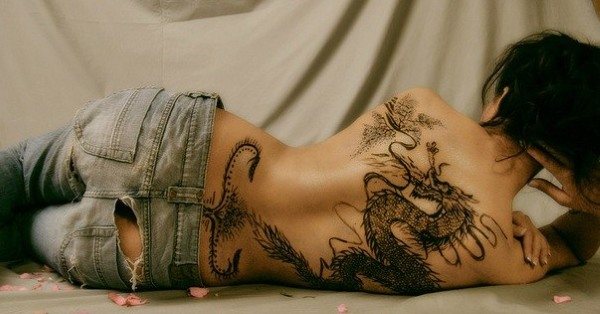 Tatouages sur la colonne vertébrale (dos) chez les filles : hiéroglyphes, inscriptions avec traduction, fleurs, point, runes, planètes, lignes. De beaux dessins