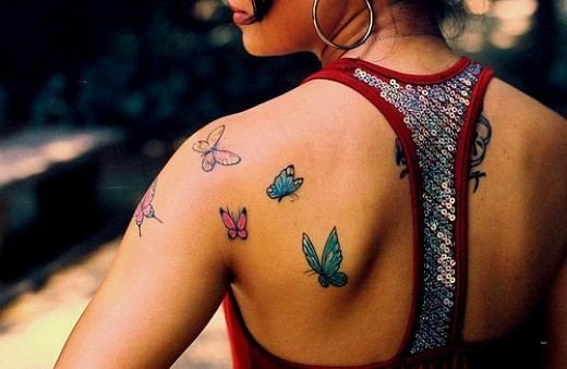 Tatouages sur la colonne vertébrale (dos) chez les filles : hiéroglyphes, inscriptions avec traduction, fleurs, point, runes, planètes, lignes. De beaux dessins