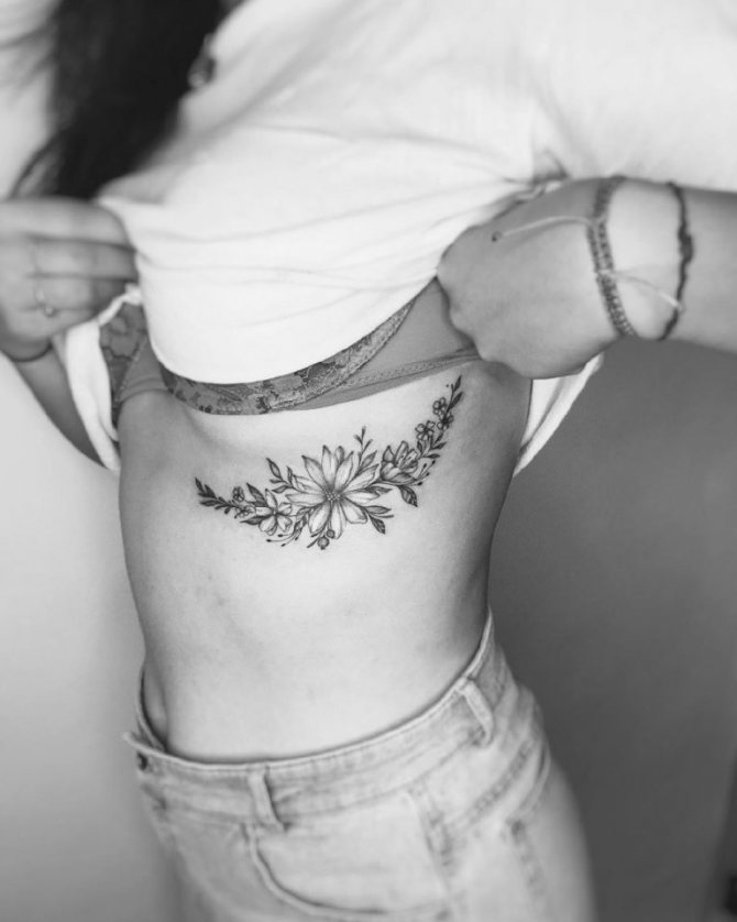 Tatouages de côtes pour les filles