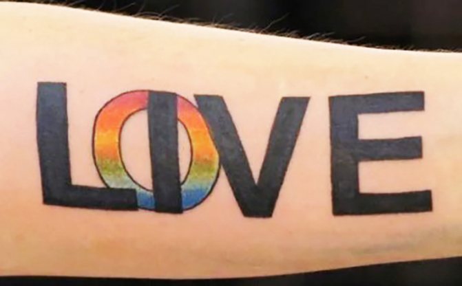 Tatouages sur le bras, inscriptions en latin avec traduction. Image et signification