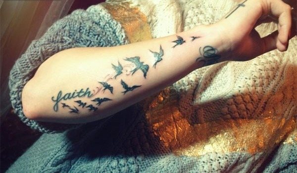 Tatouages sur le bras pour les filles. Croquis, dessins, inscriptions avec traduction, signification. Signification du tatouage