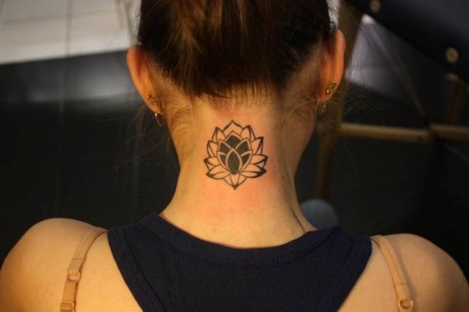 Tatouages sur le cou des filles