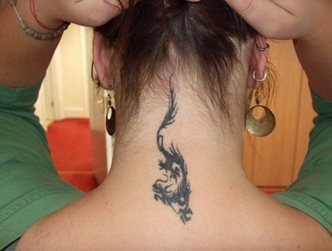 Tatouages sur le cou des filles