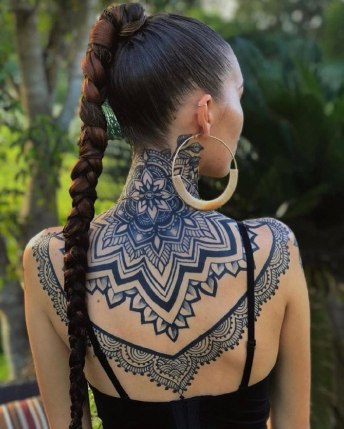 Tatouages sur le cou pour les filles