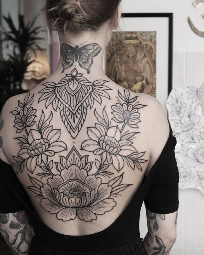 Tatouage sur le dos d'une fille