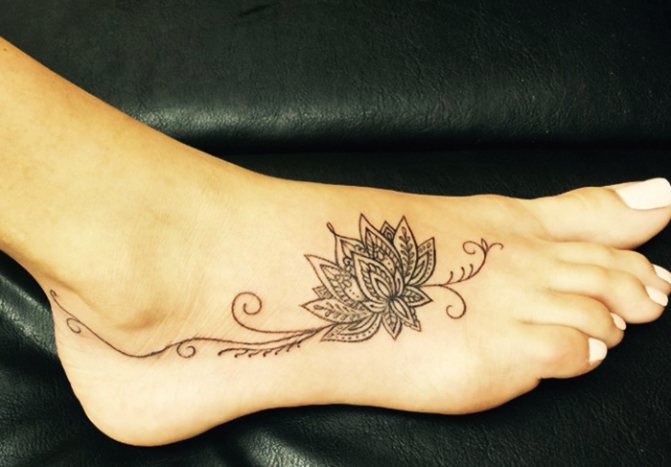 Tatouages sur le pied pour les filles. Inscriptions photographiques, motifs féminins, croquis