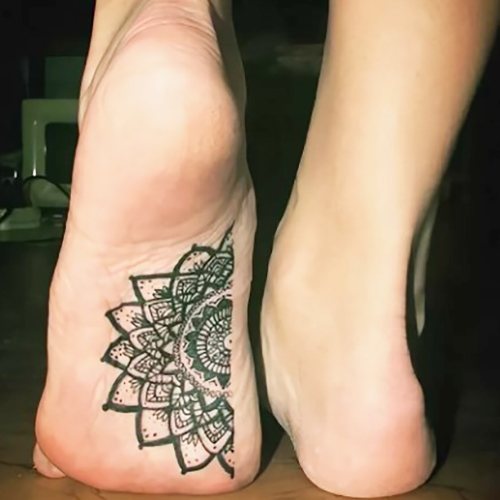 Tatouages sur le pied pour les filles. Inscriptions photographiques, motifs féminins, croquis