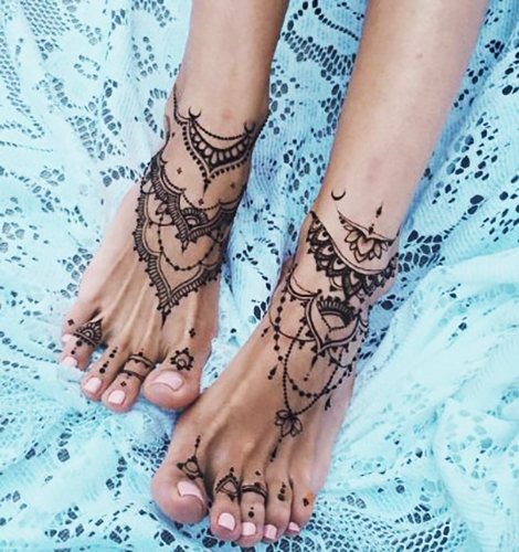 Tatouages sur le pied pour les filles. Inscriptions photographiques, motifs féminins, croquis