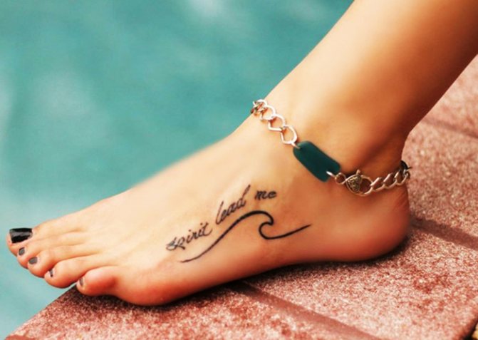 Tatouages sur le pied pour les filles. Inscriptions photographiques, motifs féminins, croquis