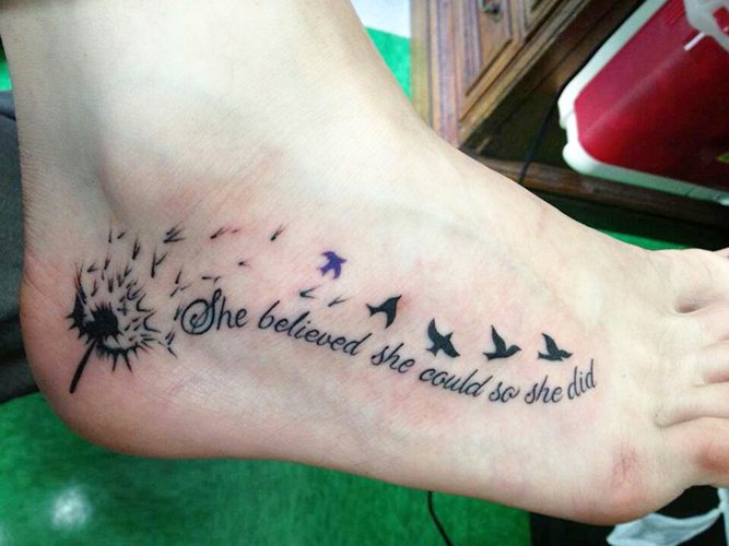 Tatouages sur le pied pour les filles. Inscriptions photographiques, motifs féminins, croquis