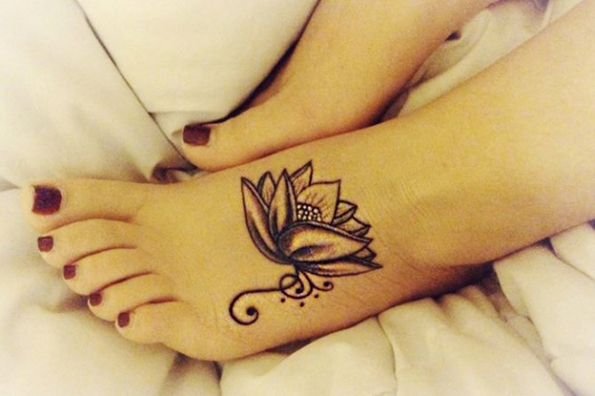 Tatouages sur le pied pour les filles. Inscriptions photographiques, motifs féminins, croquis