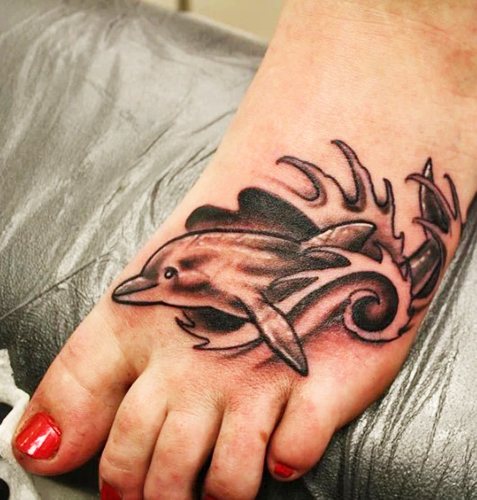 Tatouages sur le pied pour les filles. Inscriptions photographiques, motifs féminins, croquis