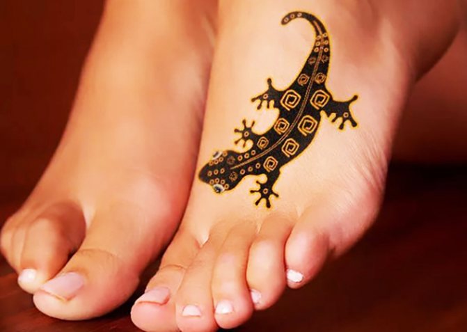 Tatouages sur le pied pour les filles. Inscriptions photographiques, motifs féminins, croquis