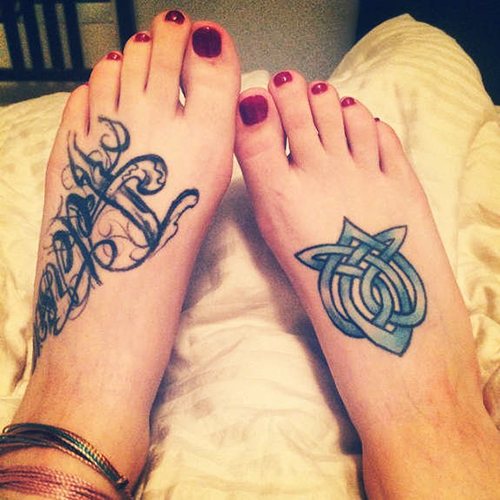 Tatouages sur le pied pour les filles. Inscriptions photographiques, motifs féminins, croquis