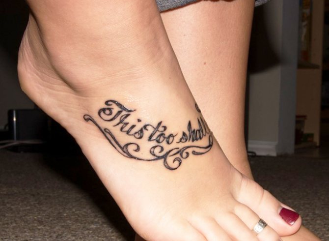 Tatouages sur le pied pour les filles. Inscriptions photographiques, motifs féminins, croquis