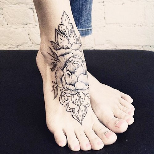 Tatouages sur le pied pour les filles. Inscriptions photographiques, motifs féminins, croquis