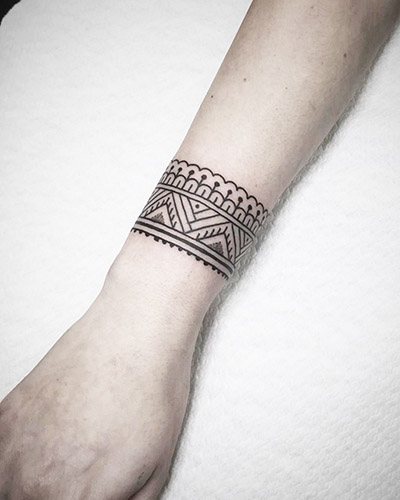 Tatouages sur le poignet pour les femmes avec signification. Photos pour les filles