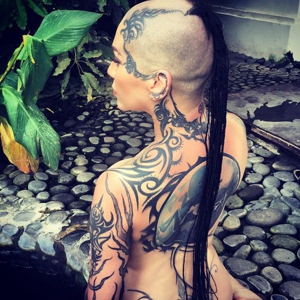 Tatouages de Nargiz sur le dos
