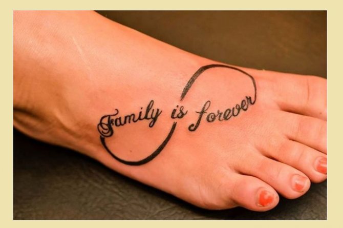 Tatouages de la famille sur les pieds