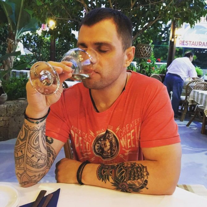 Les tatouages de Roman Pashkov sur son bras