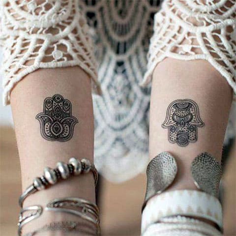 Tatouages de la main de Fatima sur le poignet